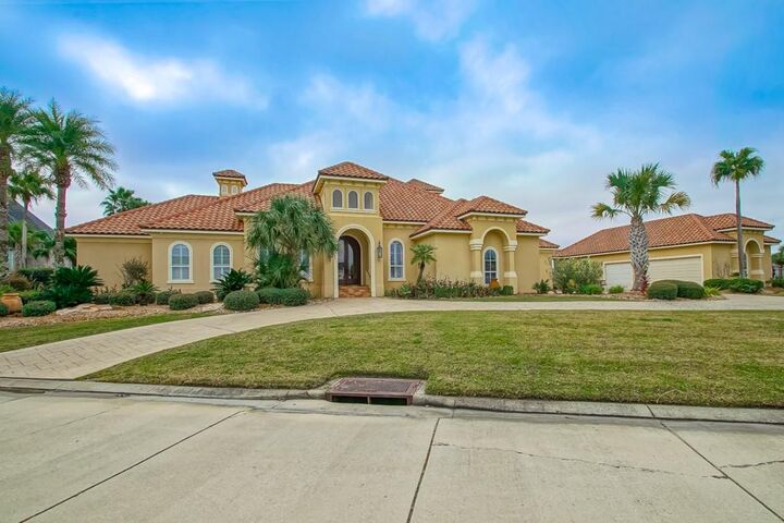 Property Photo:  113 Dominica Court  LA 70458 