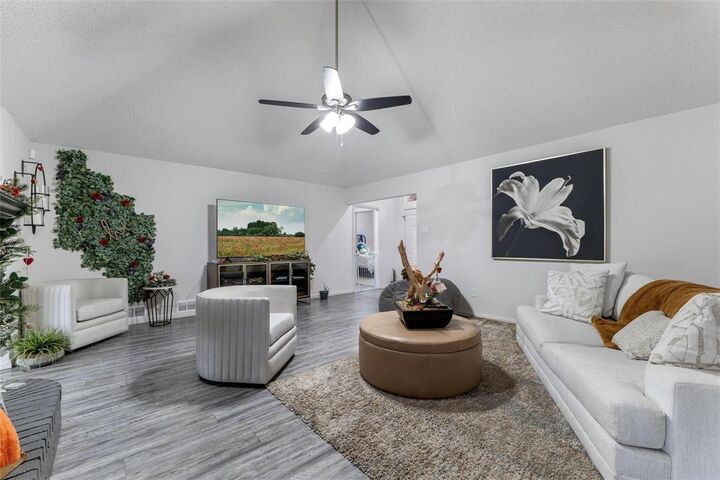 Property Photo:  916 Clover Hill  TX 75104 