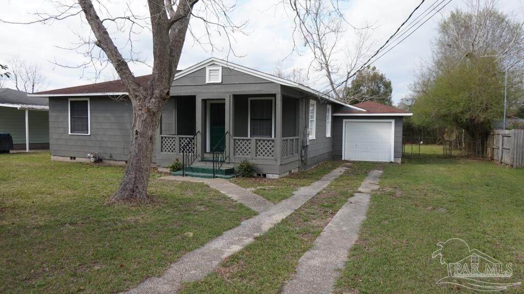 Property Photo: 102 Morris Ave FL 32533