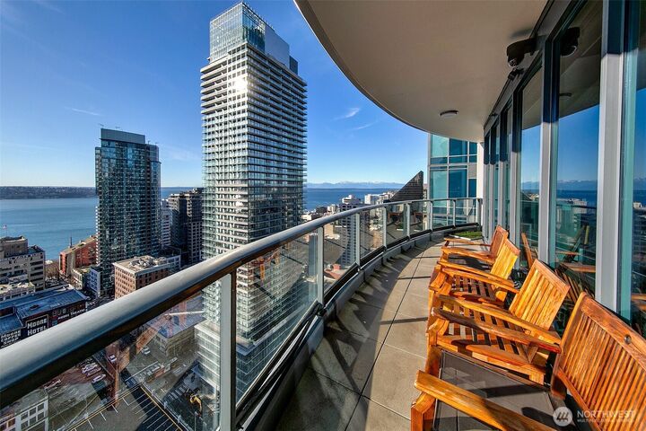 Property Photo:  1920  4th Avenue 2802  WA 98101 