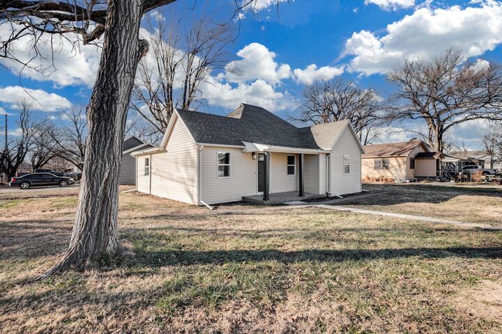 Property Photo:  1203 N Logan St  KS 67114-2343 