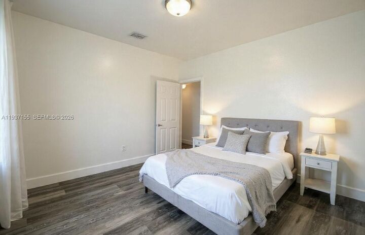 Property Photo:  230 SE 29th Ave 1  FL 33033 