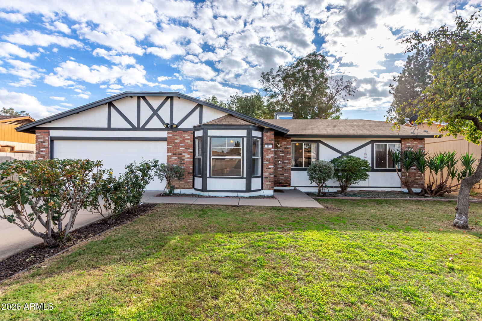 Property Photo:  301 E Desert Lane  AZ 85234 