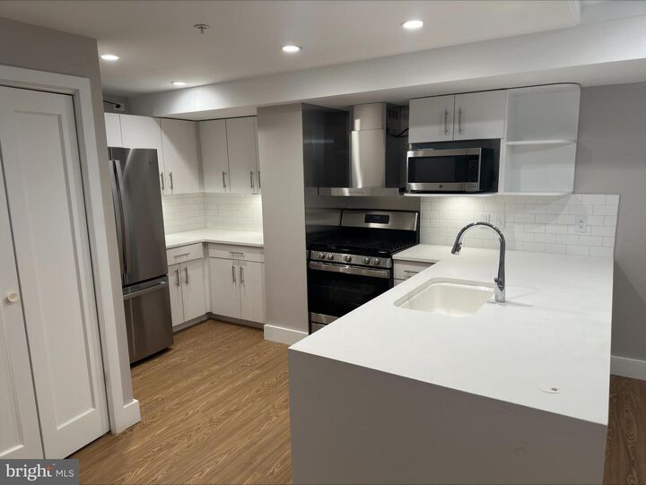 Property Photo:  815 King Street 3D  VA 22314 