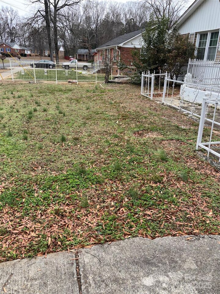 Property Photo:  2836 Fordwood Drive  NC 28208 