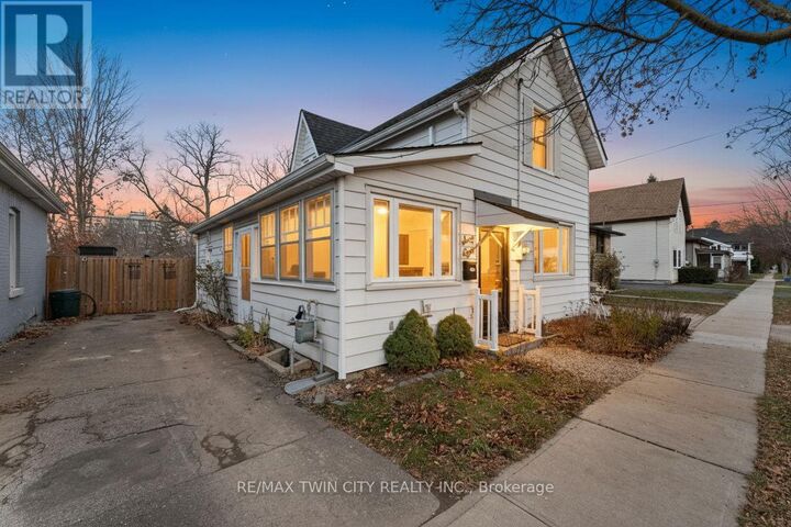 Property Photo:  68 Oak Street  ON N3T 2B1 