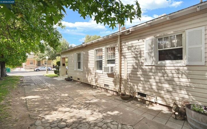 Property Photo: 511 E Locust St CA 95240