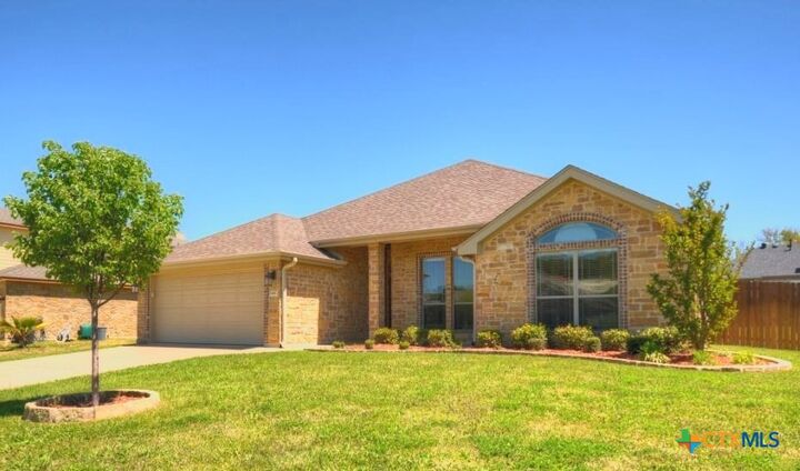 Property Photo: 1906 Deer Field Way TX 76548