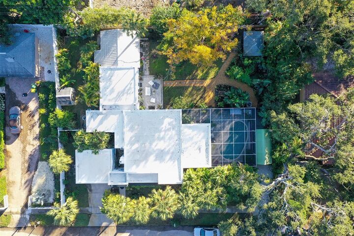 Property Photo:  3615 Flores Avenue  FL 34239 