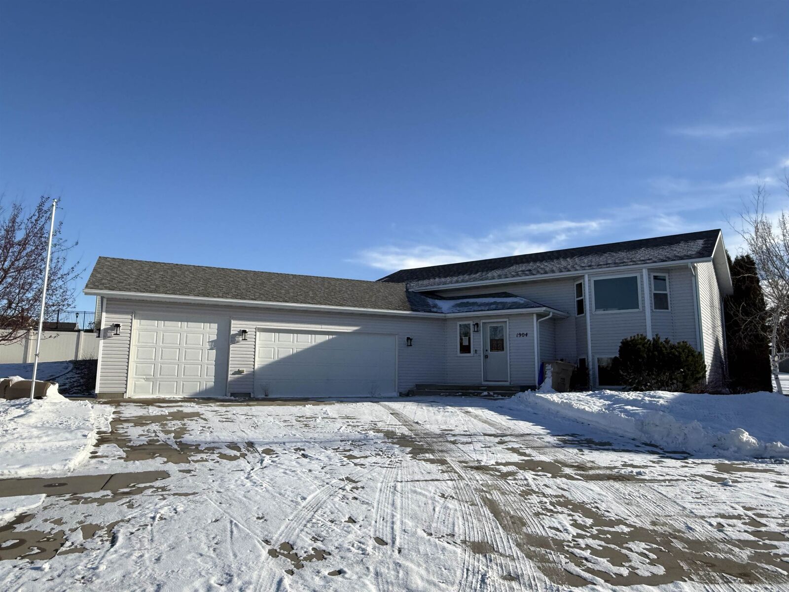 Property Photo: 1904 Lakeside St ND 58703