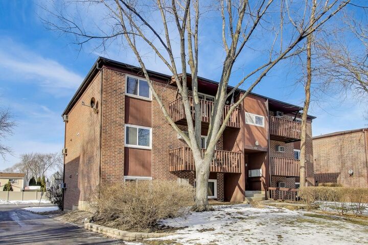 Property Photo:  682 Daisy Lane 213  IL 60172 