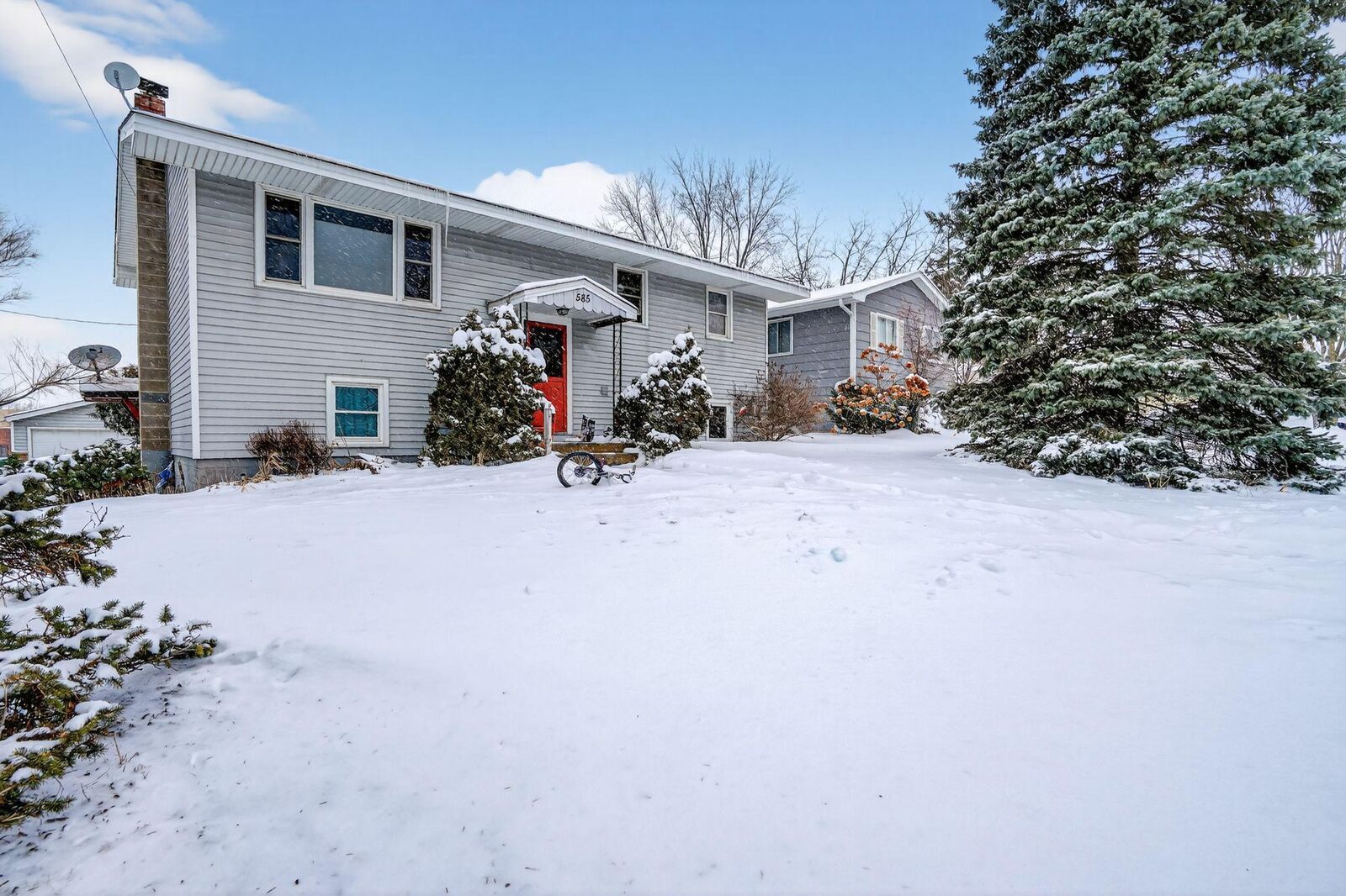 Property Photo: 585 Cottage Avenue W MN 55117