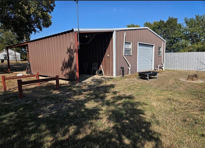 Property Photo:  1347 Farm Road 38 S  TX 75421 