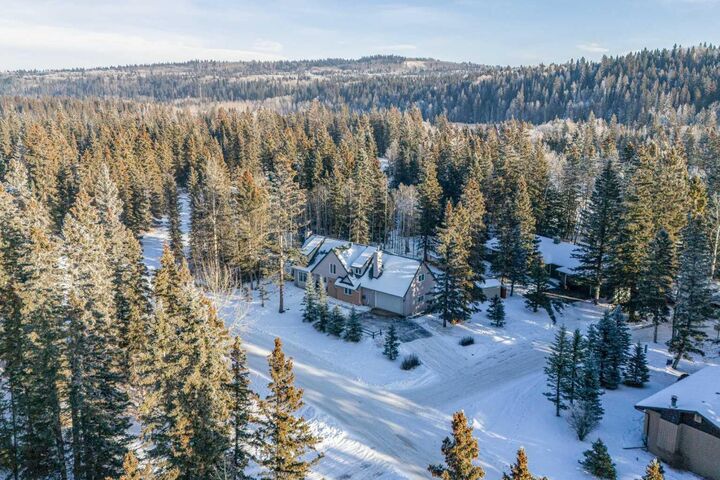 Property Photo:  10 Wolf Drive  AB T3Z 1A3 