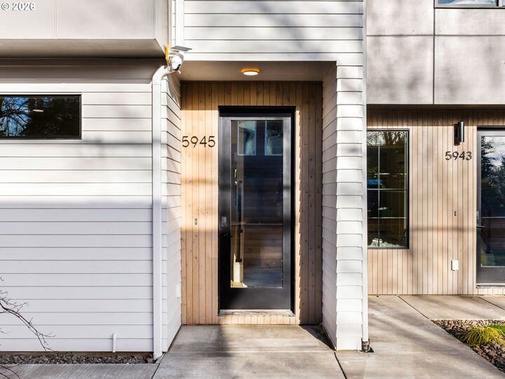 Property Photo:  5945 SE 60th Ave  OR 97206 