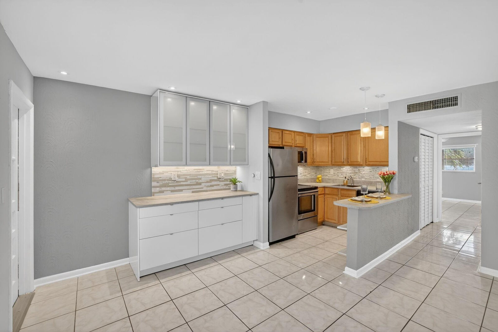 Property Photo: 4051 NE 13th Avenue 77 FL 33334