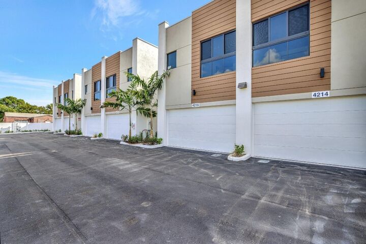 Property Photo:  4208 NE 7th Terrace 8  FL 33334 