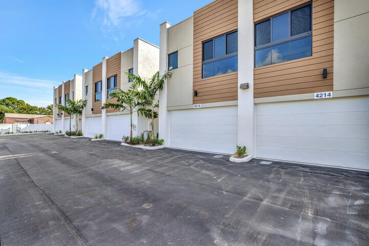 Property Photo:  4208 NE 7th Terrace 8  FL 33334 