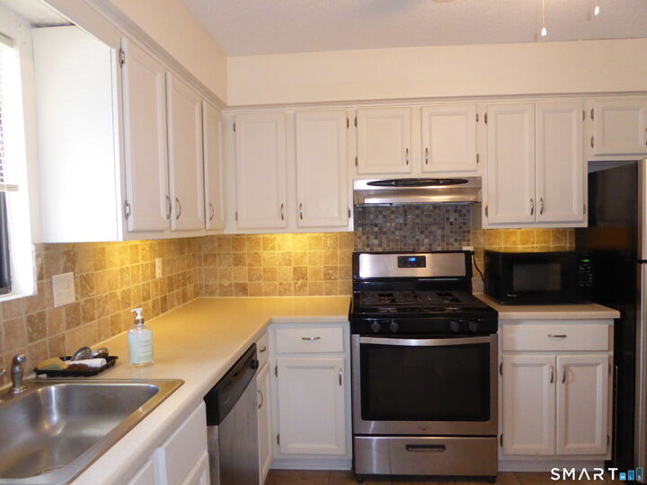 Property Photo:  140 Thompson Street Apt 2B  CT 06513 