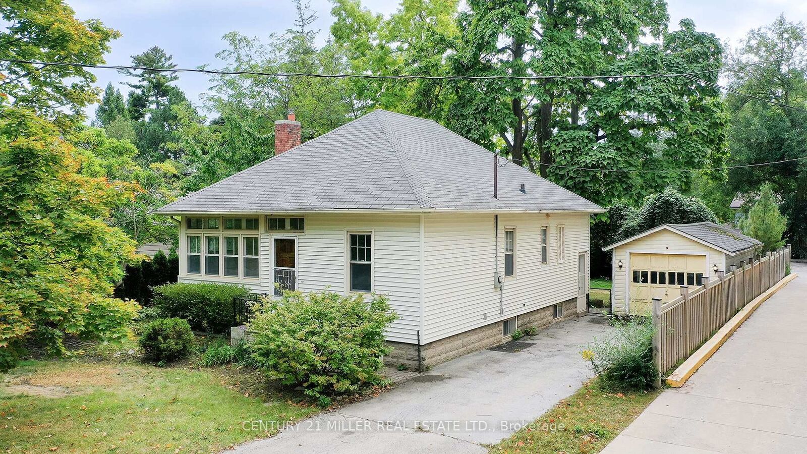 Property Photo:  258 Reynolds Street  ON L6J 3L4 