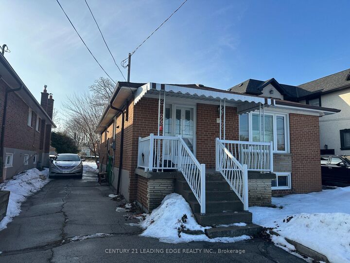 Photo de la propriété:  26 Gooderham Drive Main  ON M1R 3G5 
