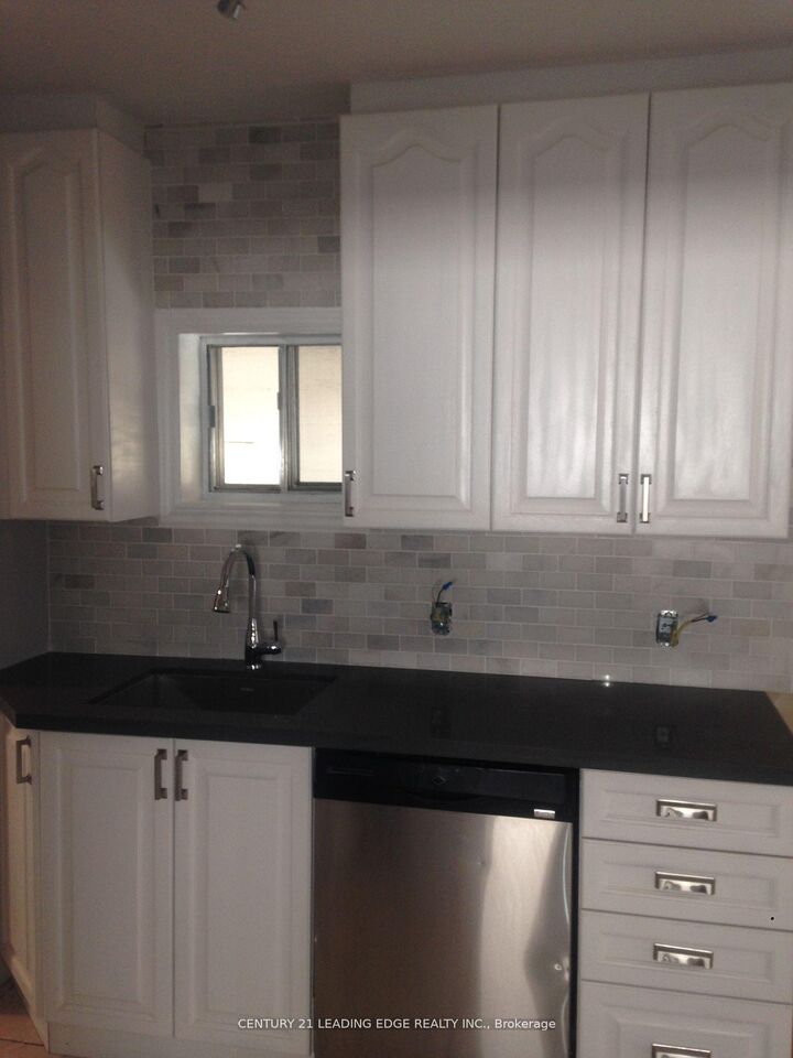 Photo de la propriété:  360A Lawrence Avenue W  ON M5M 1B7 