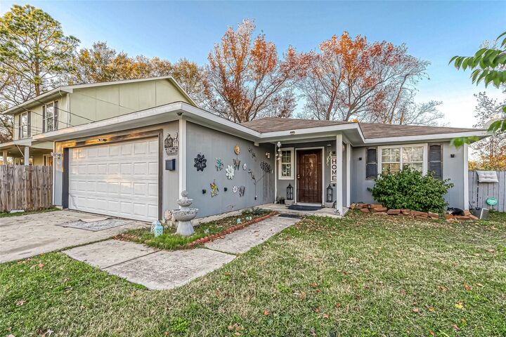 Property Photo:  944 Dewalt Street  TX 77088 