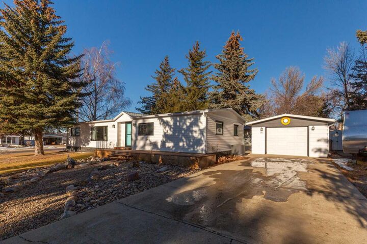 101 6 Avenue NE — photo 1