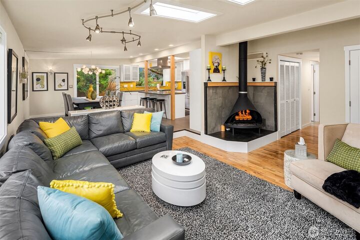 Property Photo:  916  164th Place NE  WA 98008 