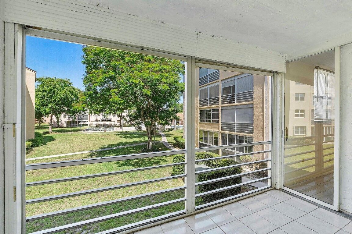 Property Photo:  2811 Somerset Drive 209  FL 33311 