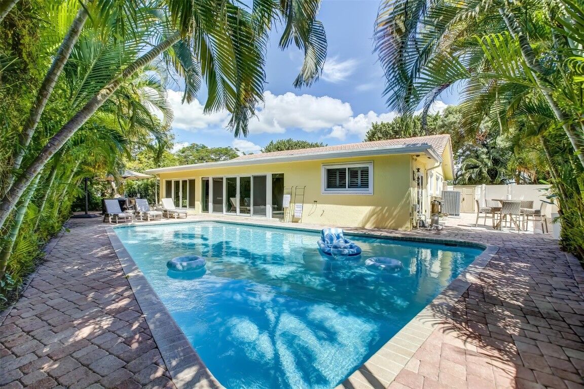 Property Photo: 2600 N Riverside Drive FL 33062