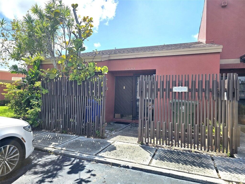 Property Photo: 1600 Fairway Road 1600 FL 33026