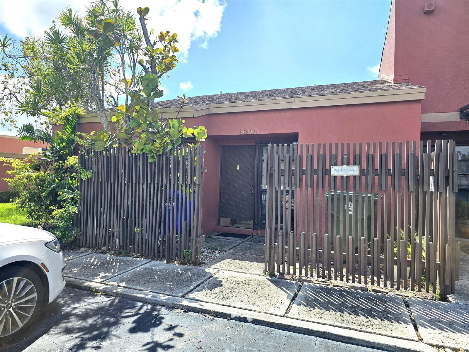Property Photo: 1600 Fairway Road 1600 FL 33026