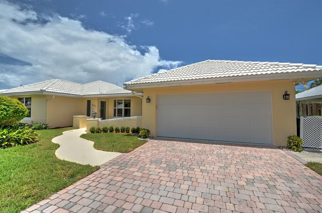 Property Photo: 2131 NE 56th Place FL 33308