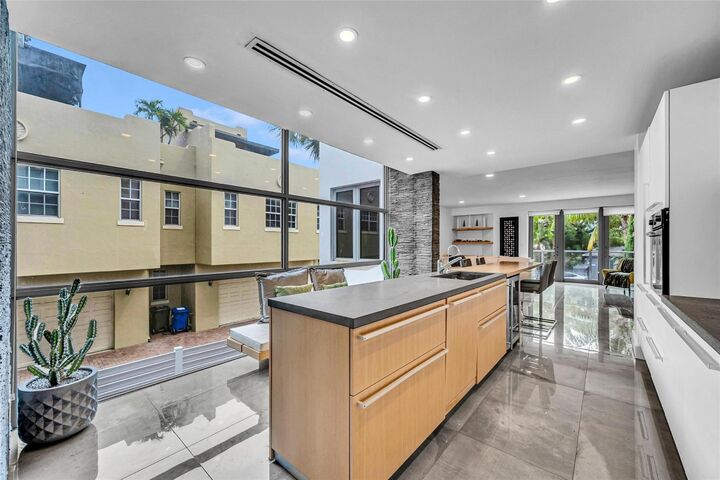 Property Photo: 1511 NE 4th Place FL 33301