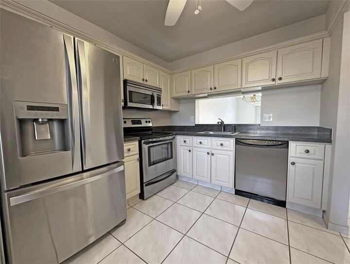 Property Photo:  3001 Holiday Springs Boulevard 102  FL 33063 