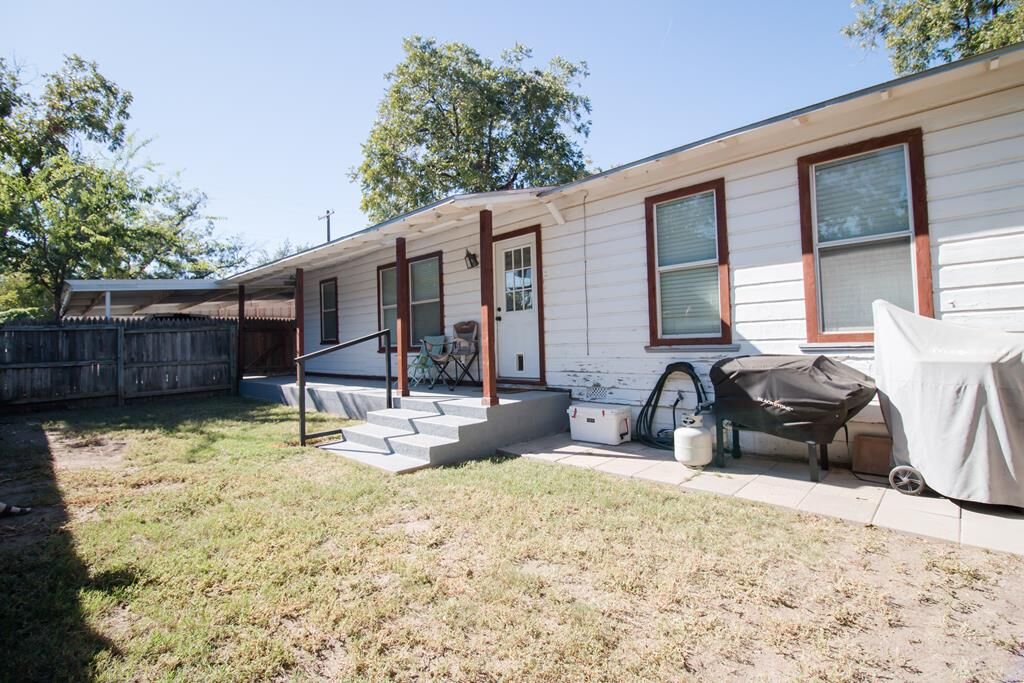 Property Photo: 213 N Van Buren St TX 76901