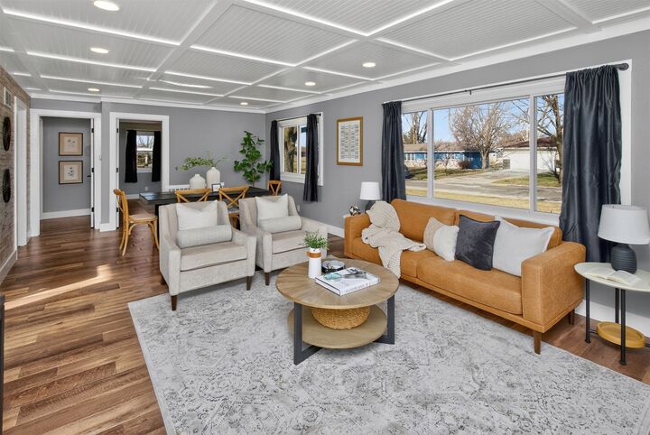 Property Photo:  602 2nd Avenue  IA 50244 