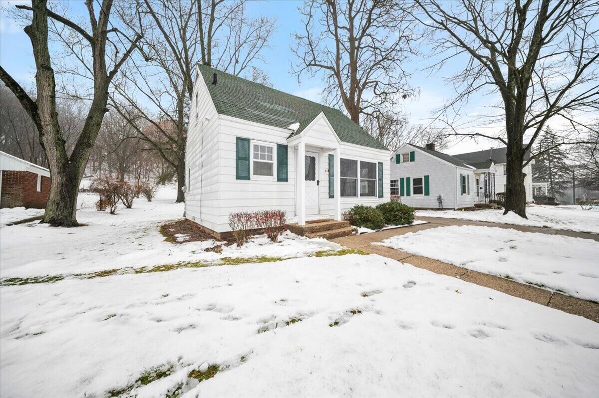 Property Photo:  713 N Jefferson Street  MI 49331 