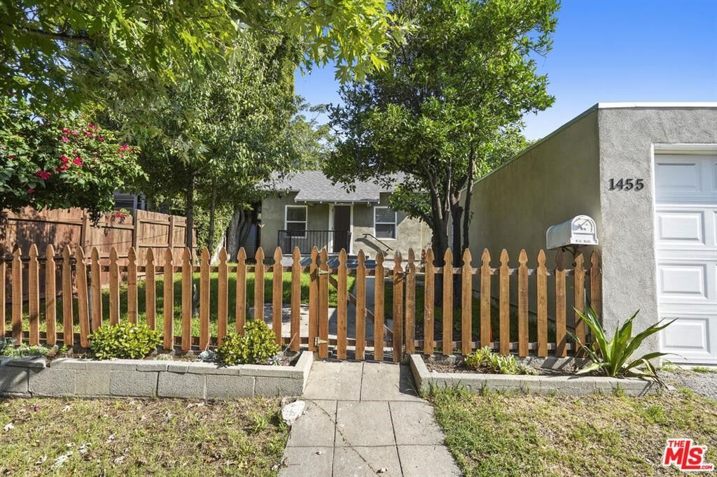 Property Photo:  1455 E Elizabeth Street  CA 91104 