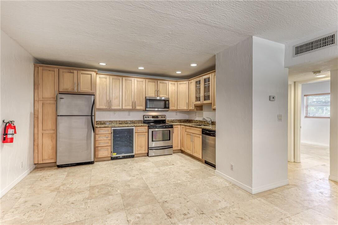 Property Photo: 530 NE 15th Court 6 FL 33304