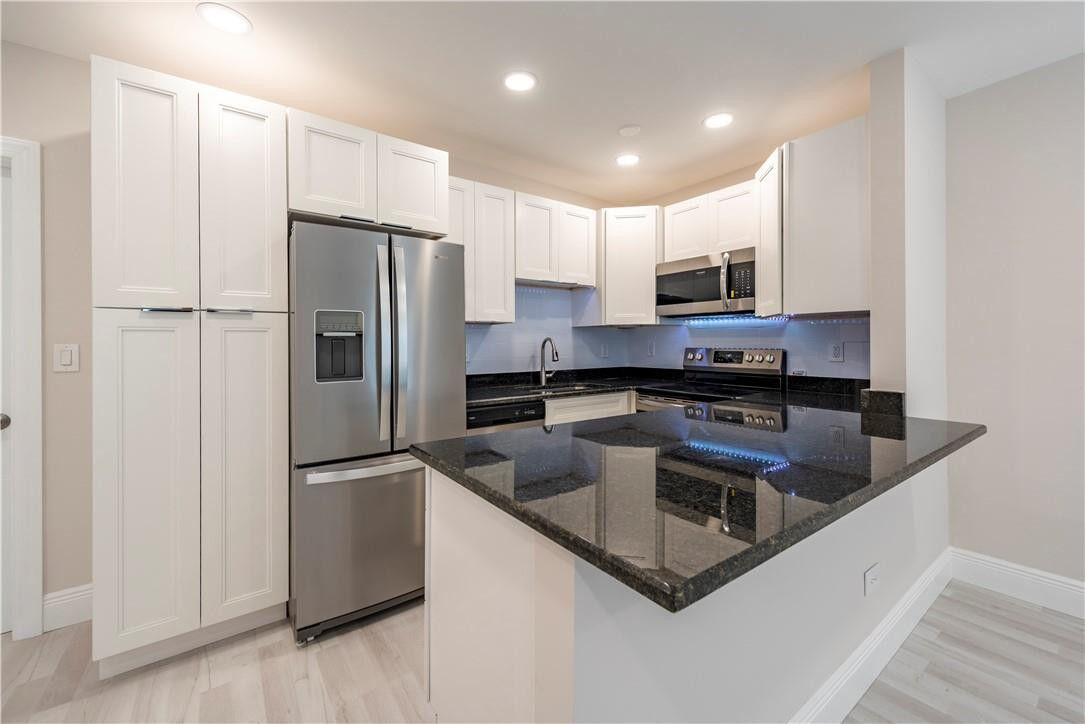 Property Photo: 628 NE 8th Avenue 1 FL 33304
