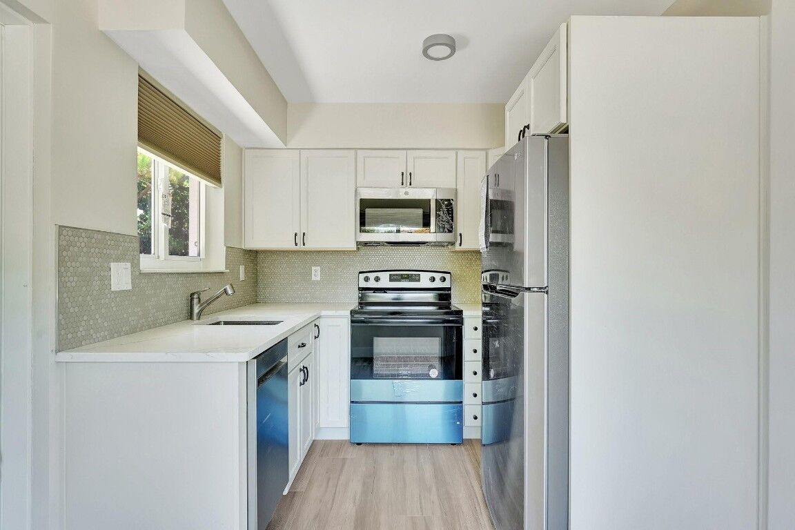 Property Photo:  873 NE 39th Street  FL 33334 