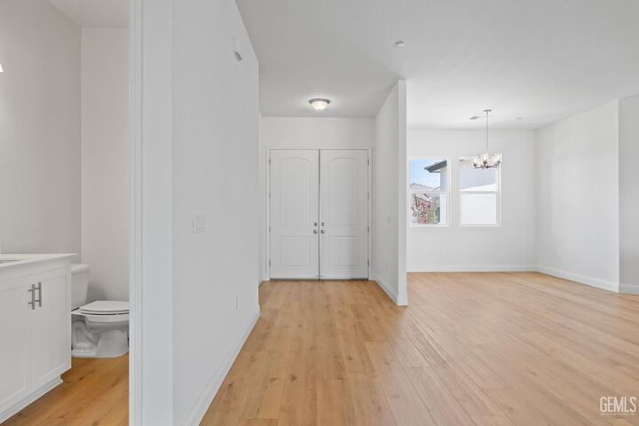 Property Photo:  7516 Ruthburg Way  CA 93314 