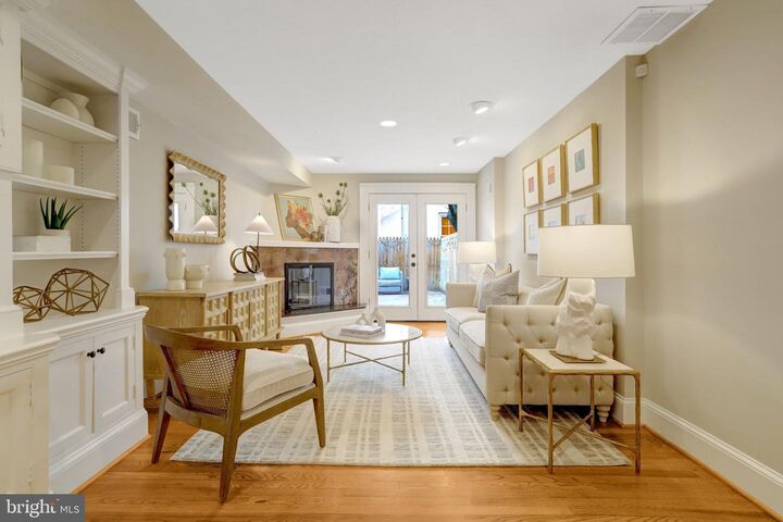 Property Photo: 306 N Alfred Street VA 22314