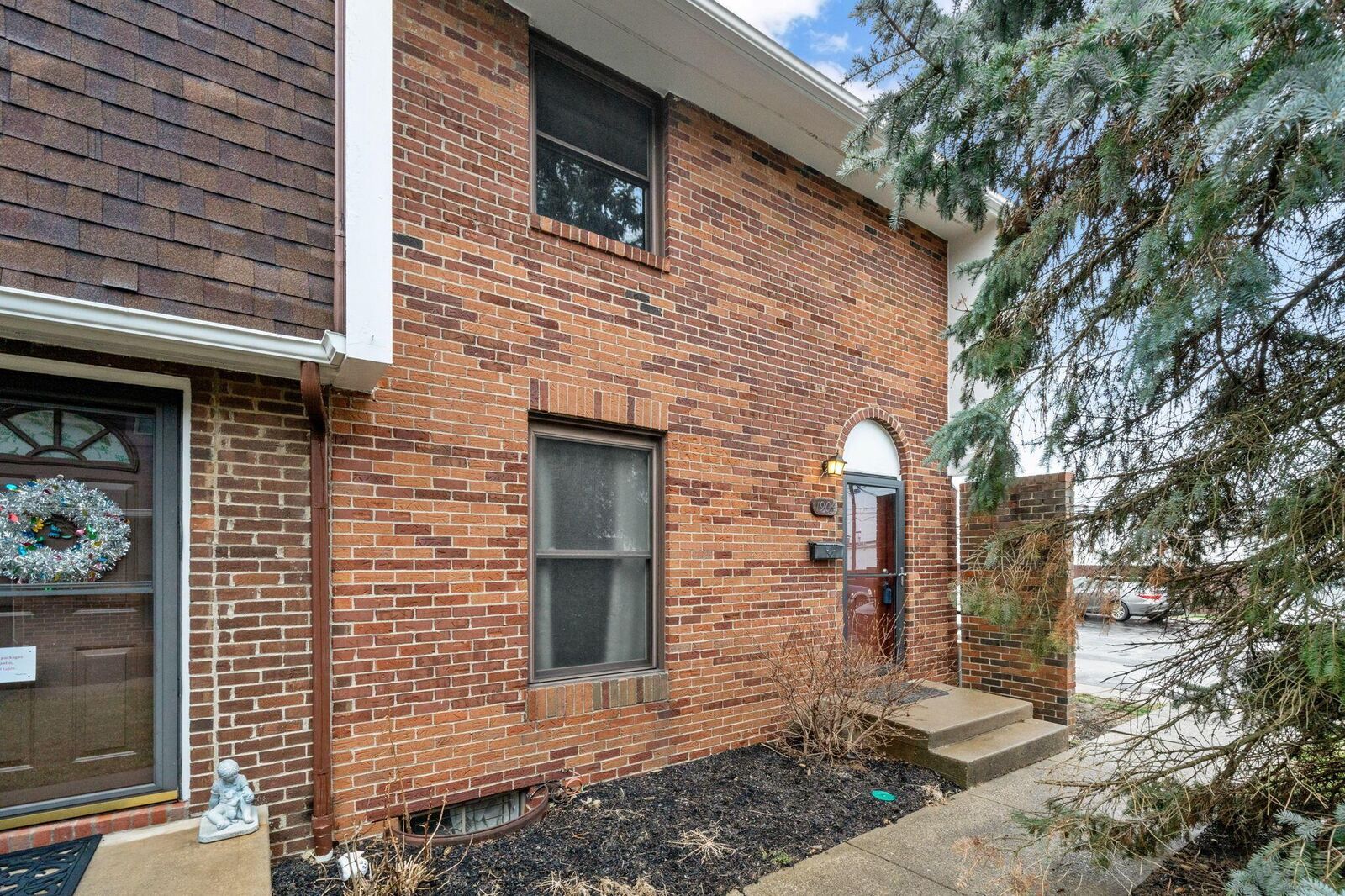 Property Photo:  1904 Willoway S Circle  OH 43220 