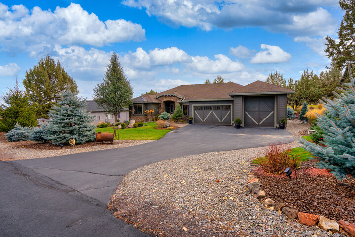 Property Photo:  910 Cinnamon Teal Drive  OR 97756 