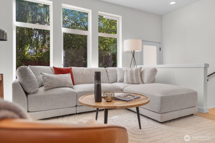 Property Photo:  505  11th Avenue E  WA 98102 