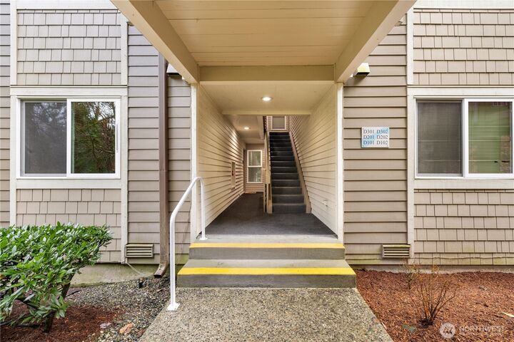 Property Photo:  206  Mountain Park Boulevard SW D101  WA 98027 
