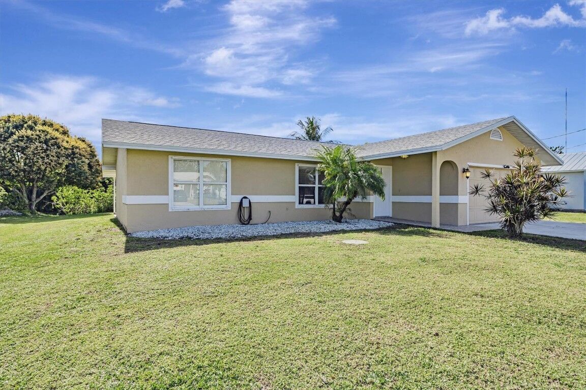 Property Photo:  2322 SE Maslan Avenue  FL 34952 